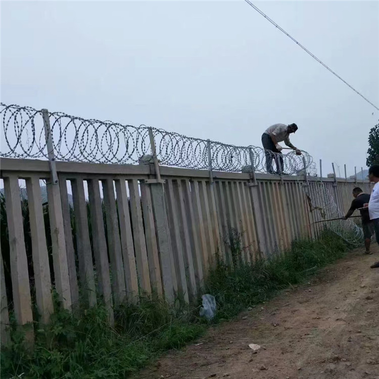 鐵路刺絲滾籠安裝圖片2 鐵路刺絲滾籠安裝圖片2